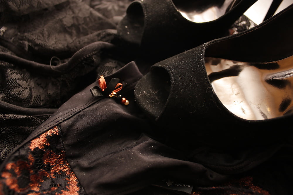 Tout en noir : talons, culotte, jarretelles, bas, robe, sperme
 #106720916