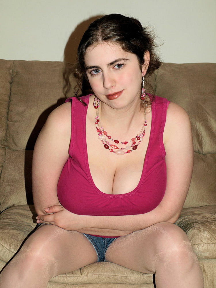 Titten ..... sie ist ein nettes Mädchen, wenn sie nicht nackt ist oder fickt
 #90998404