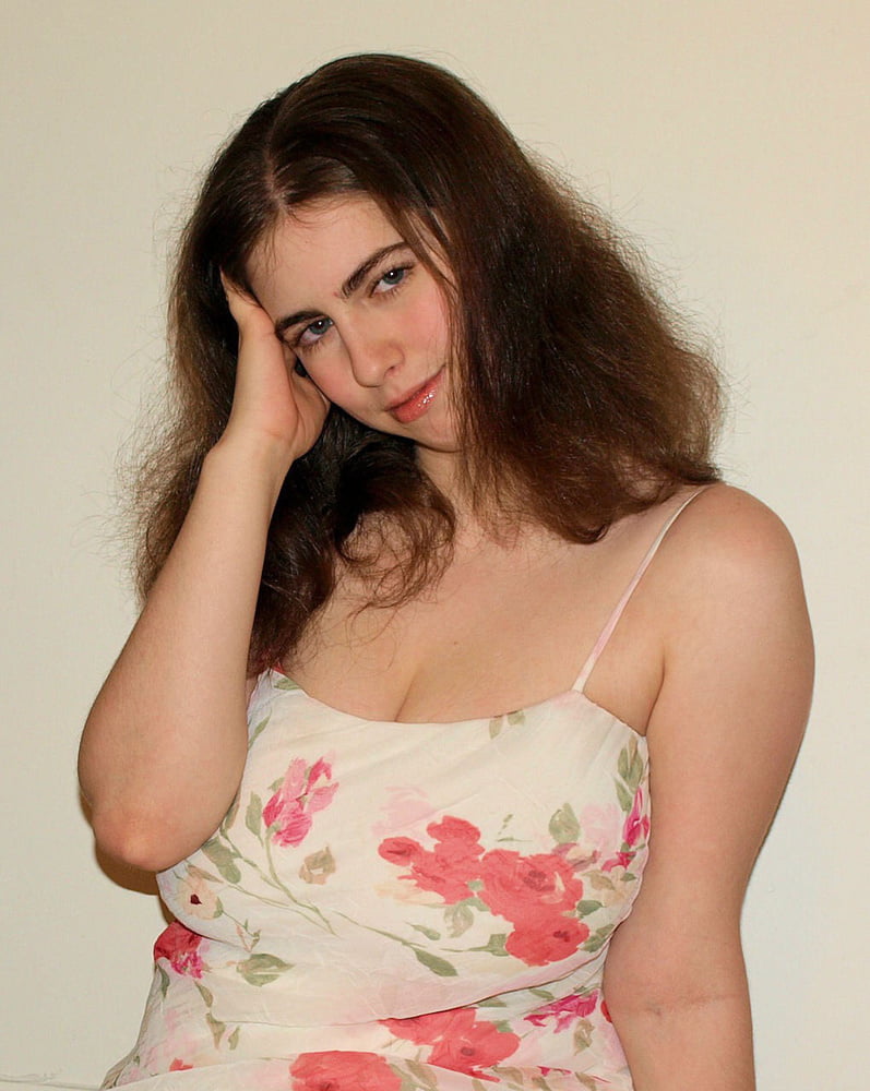 Titten ..... sie ist ein nettes Mädchen, wenn sie nicht nackt ist oder fickt
 #90998421
