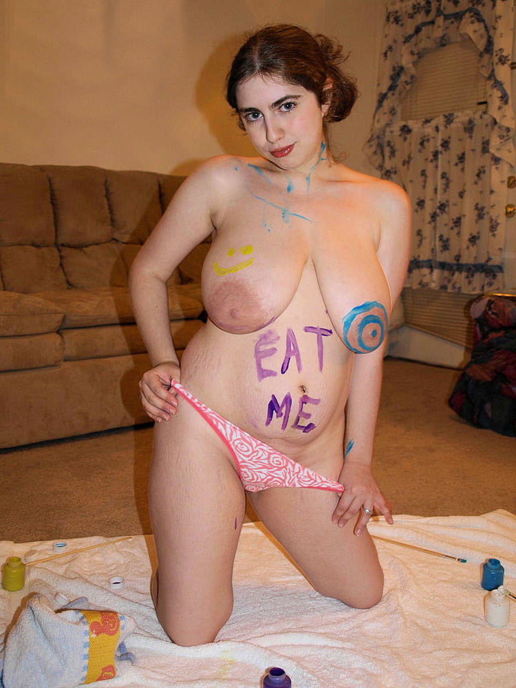 Titten ..... sie ist ein nettes Mädchen, wenn sie nicht nackt ist oder fickt
 #90998686