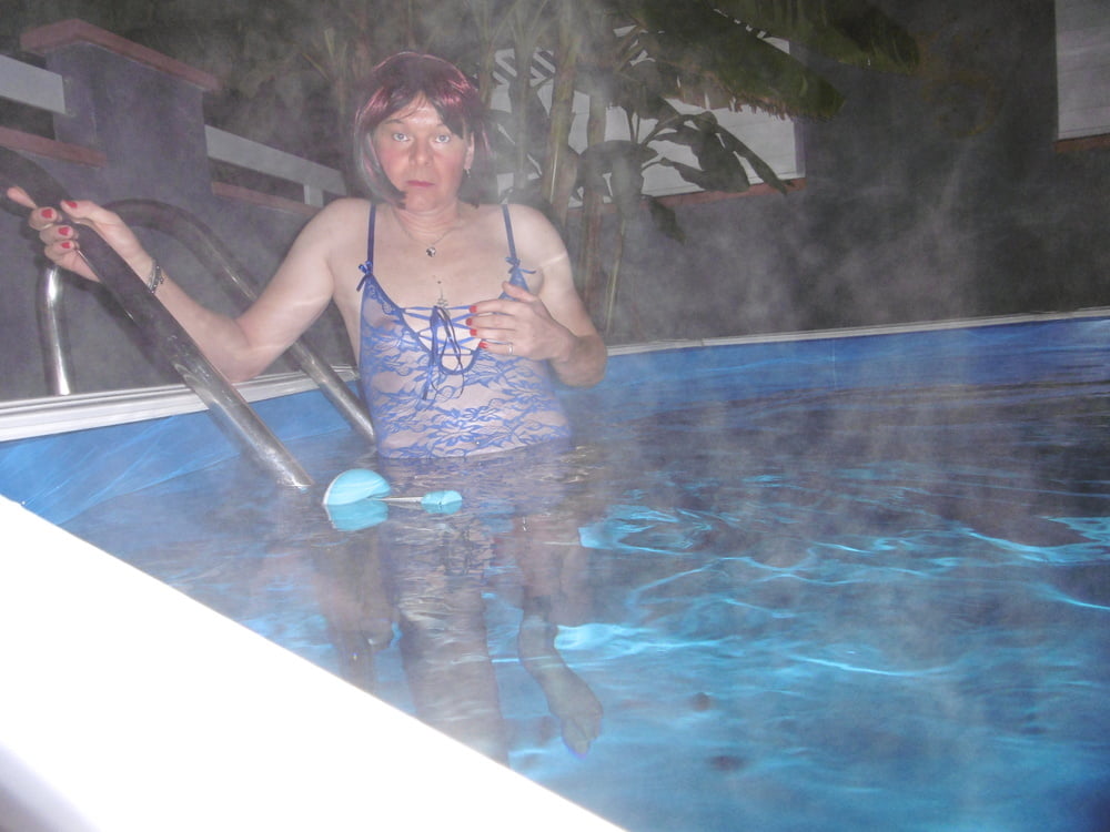 Dans la piscine
 #106803218