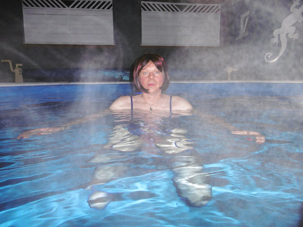 Dans la piscine
 #106803230