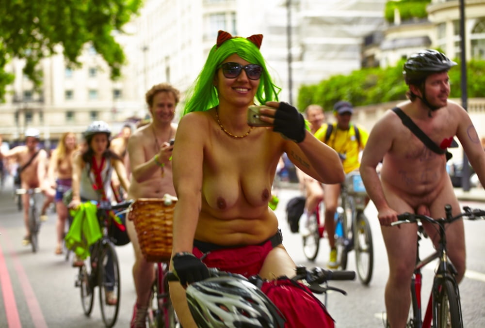 Chicas de la wnbr de londres (world naked bike ride)
 #80837034