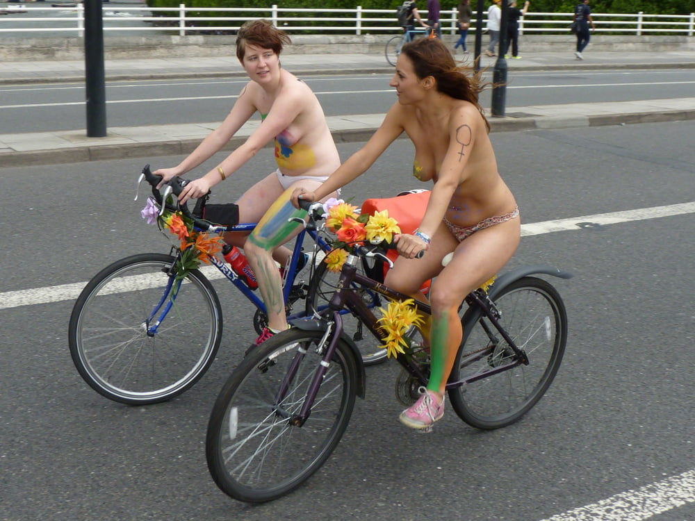 Mädchen des londoner wnbr (world naked bike ride)
 #80837037