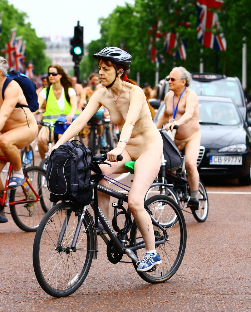 Les filles de la london wnbr (world naked bike ride)
 #80837105