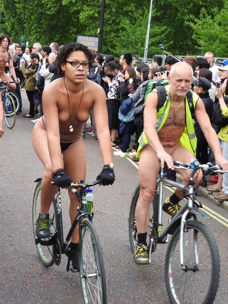 Les filles de la london wnbr (world naked bike ride)
 #80837125