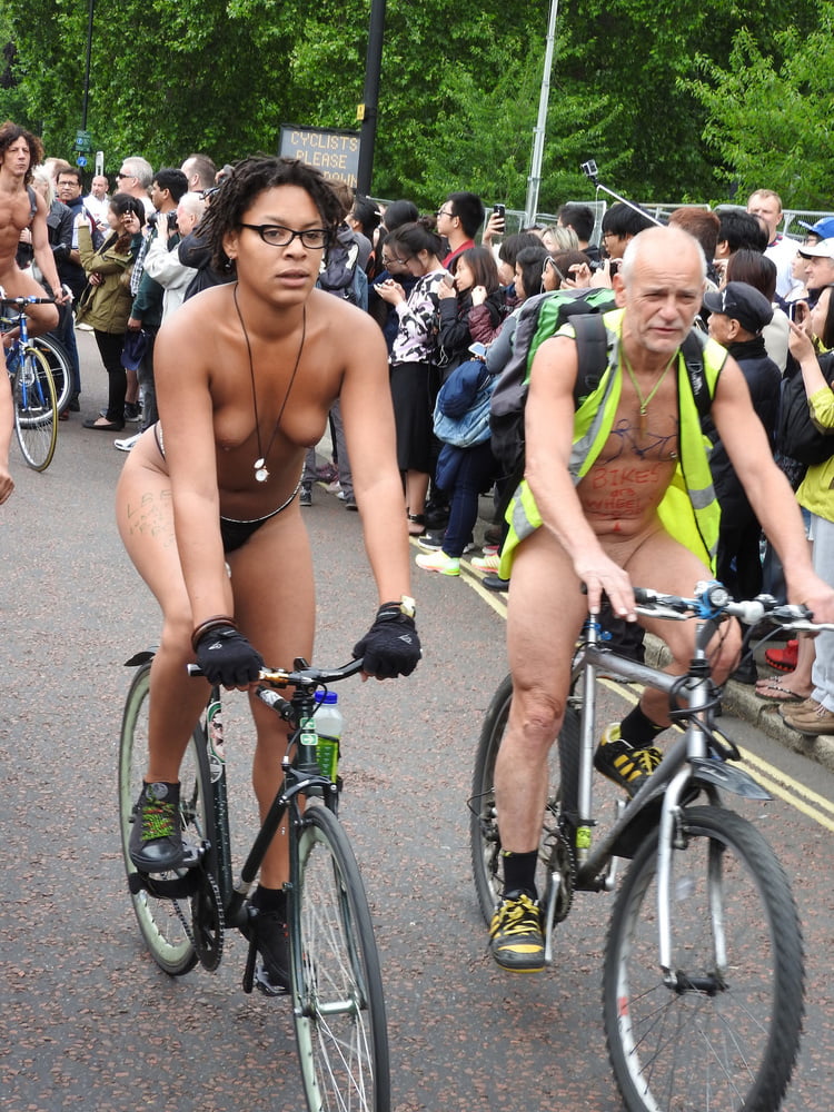 ワールドネイキッドバイクライド（London wnbr）の少女たち
 #80837125