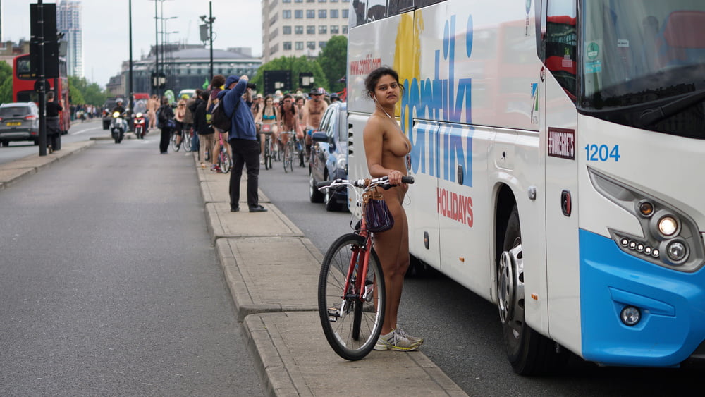 Ragazze del london wnbr (world naked bike ride)
 #80837153