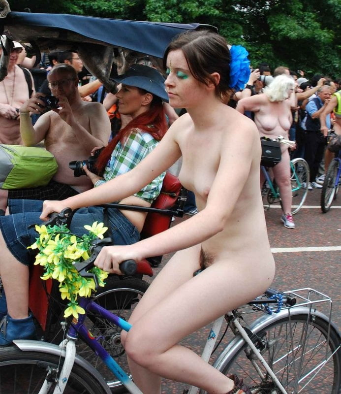 Les filles de la london wnbr (world naked bike ride)
 #80837199