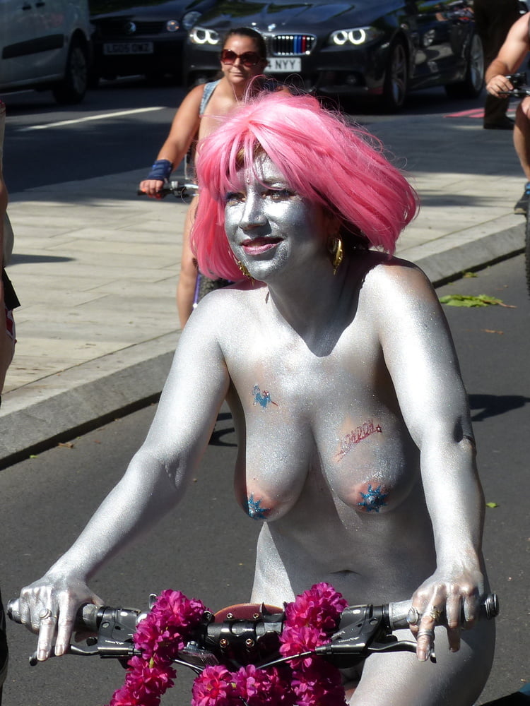 Mädchen des londoner wnbr (world naked bike ride)
 #80837225