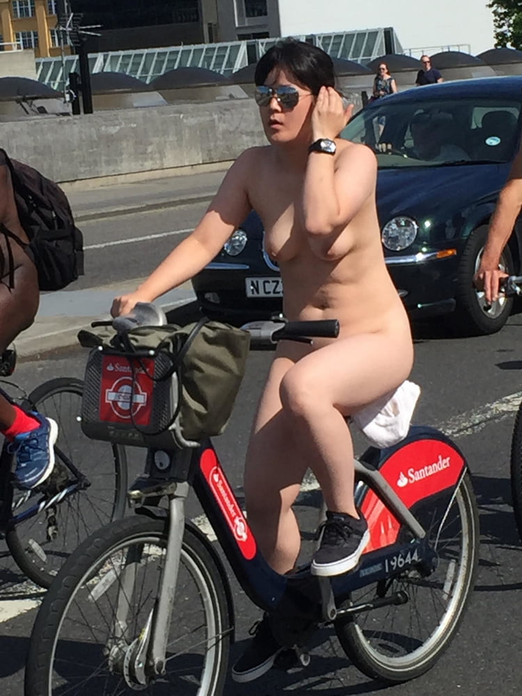 Mädchen des londoner wnbr (world naked bike ride)
 #80837259