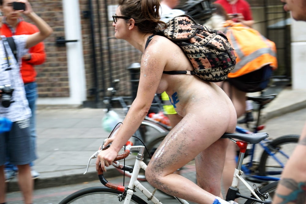 Mädchen des londoner wnbr (world naked bike ride)
 #80837297