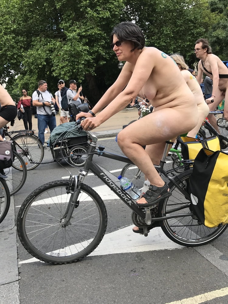 Mädchen des londoner wnbr (world naked bike ride)
 #80837374