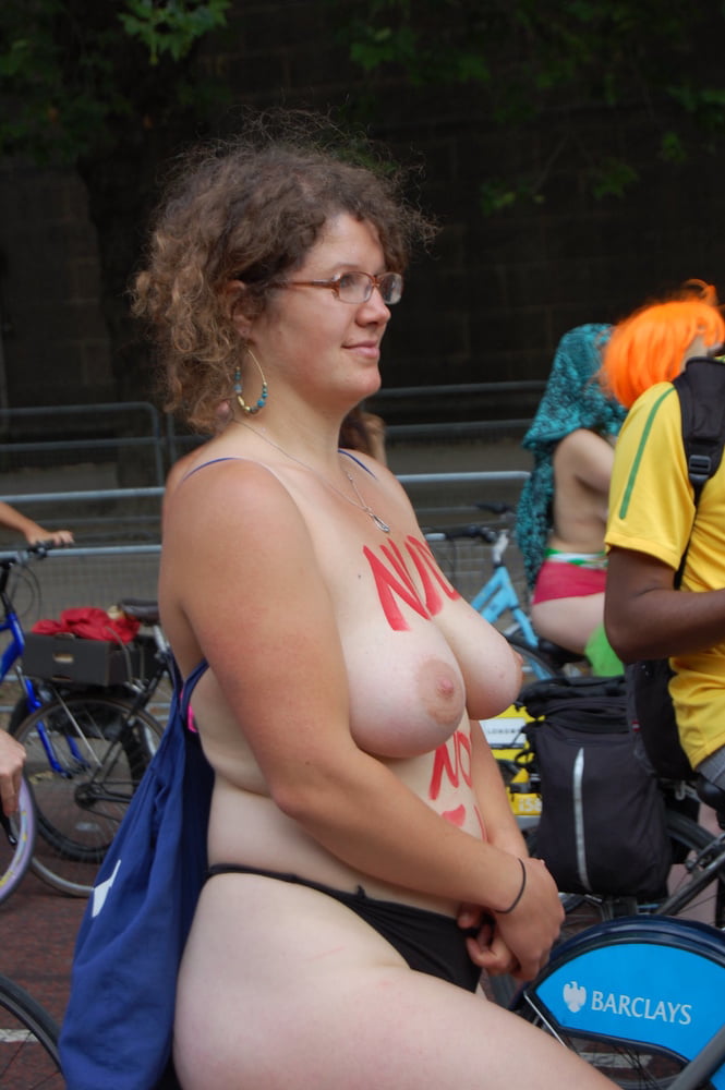 Mädchen des londoner wnbr (world naked bike ride)
 #80837392