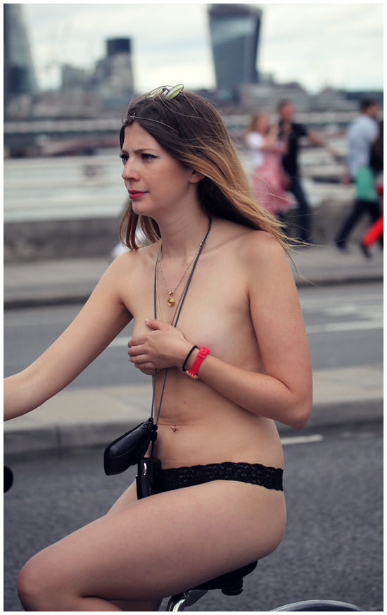 Mädchen des londoner wnbr (world naked bike ride)
 #80837398