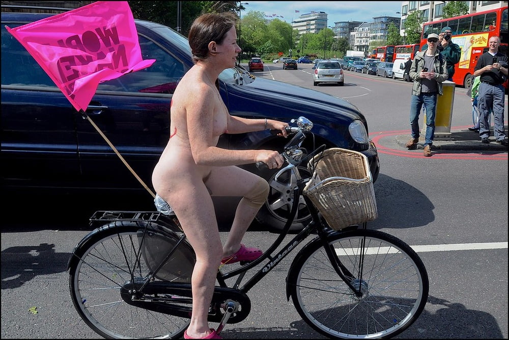 Mädchen des londoner wnbr (world naked bike ride)
 #80837545