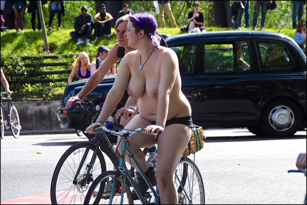Ragazze del london wnbr (world naked bike ride)
 #80837548