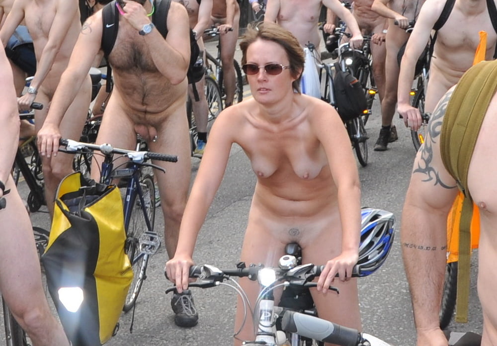 Ragazze del london wnbr (world naked bike ride)
 #80837557