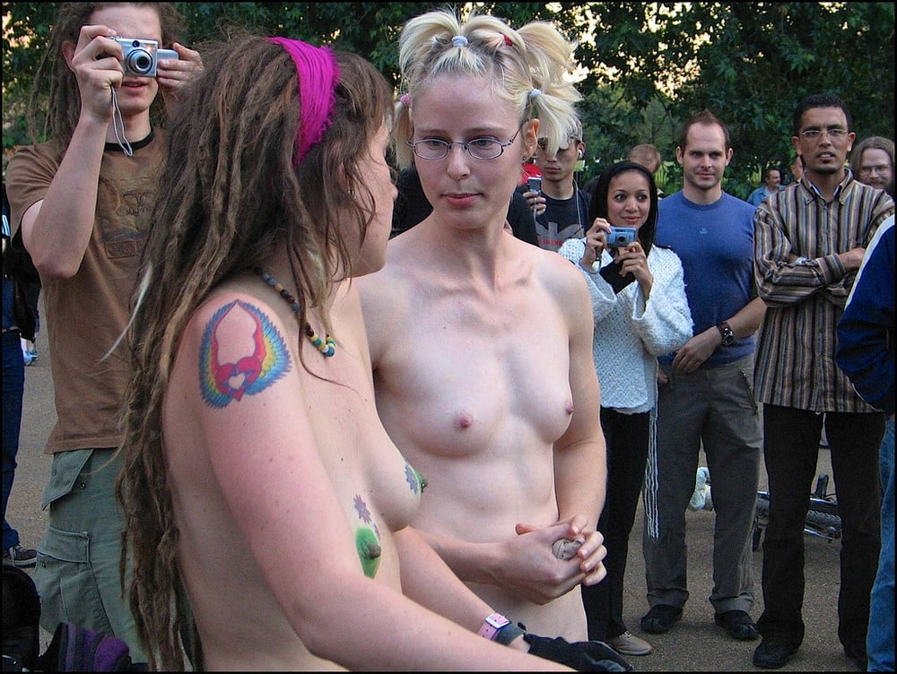 Mädchen des londoner wnbr (world naked bike ride)
 #80837564