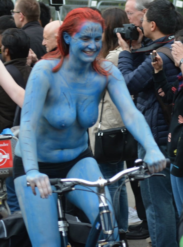 Mädchen des londoner wnbr (world naked bike ride)
 #80837596