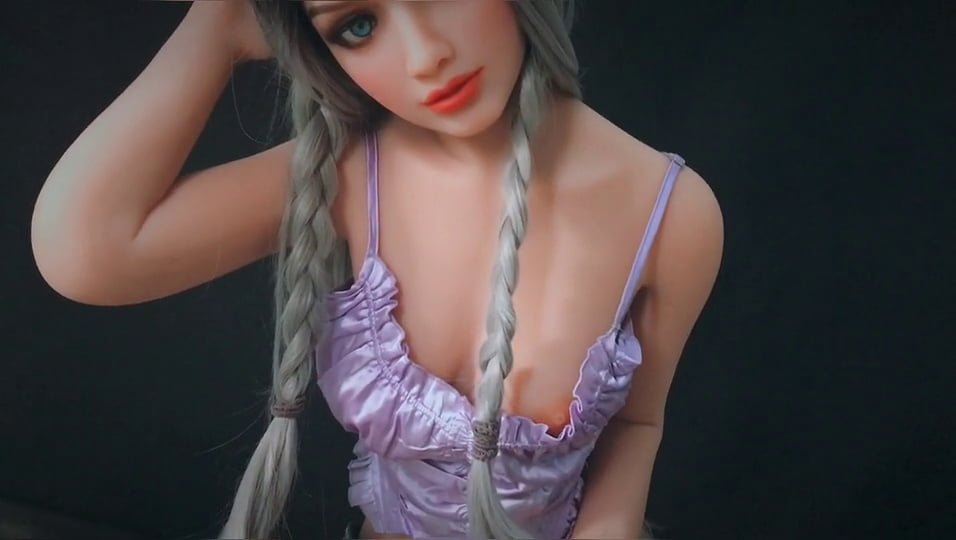 Strip-tease d'une poupée sexuelle aux cheveux argentés
 #90023531