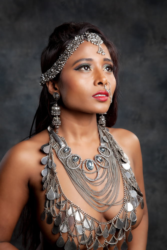 Modèle indien aux gros seins
 #97943992