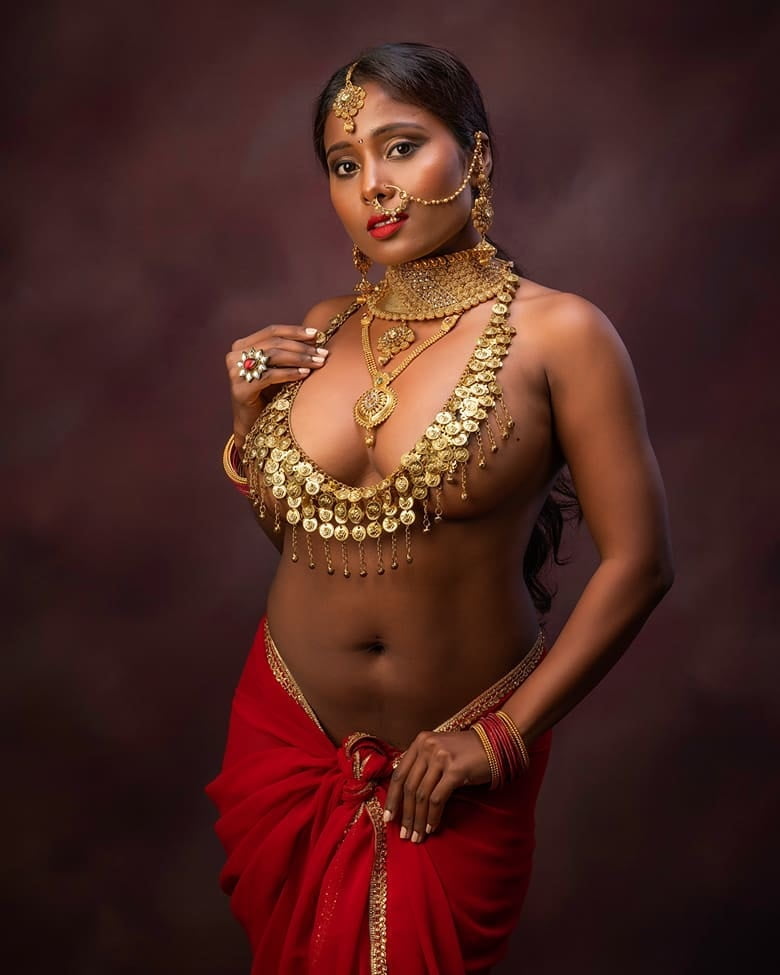 Modèle indien aux gros seins
 #97944016