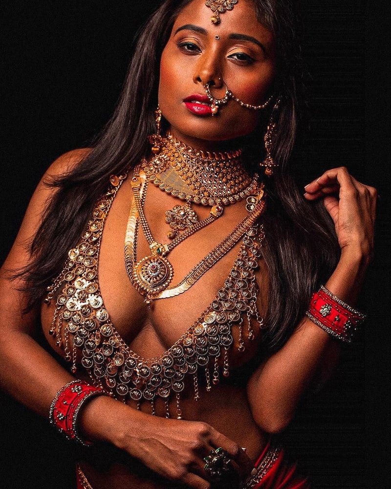 Modèle indien aux gros seins
 #97944074