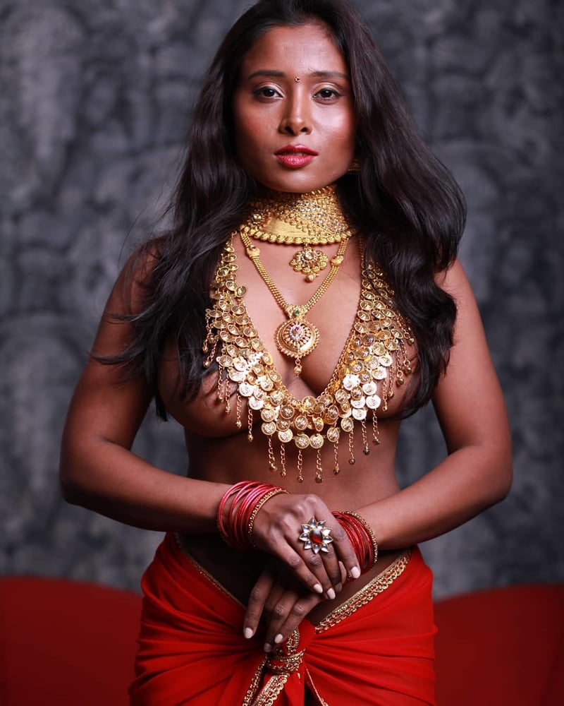 Modèle indien aux gros seins
 #97944077