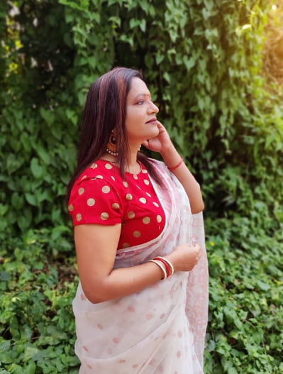 インドの成熟したサリーを着た女性
 #96990646