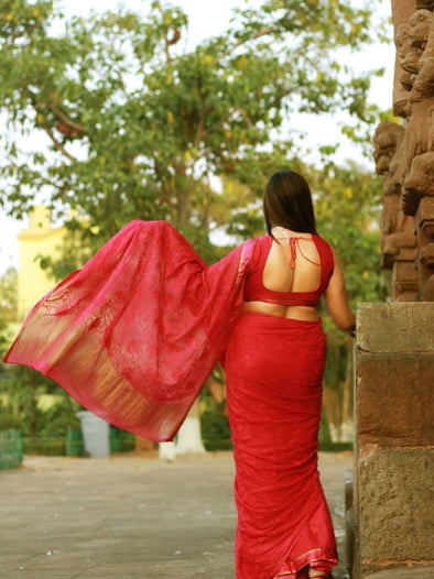 インドの成熟したサリーを着た女性
 #96990652