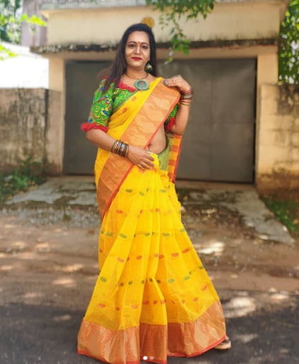 インドの成熟したサリーを着た女性
 #96990675