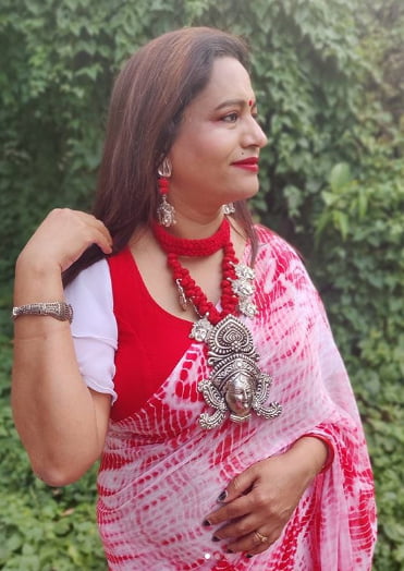 インドの成熟したサリーを着た女性
 #96990696