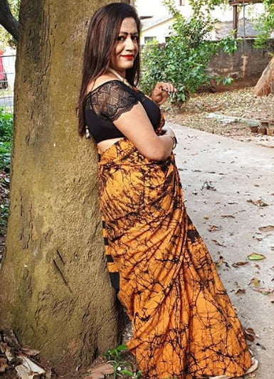 インドの成熟したサリーを着た女性
 #96990715