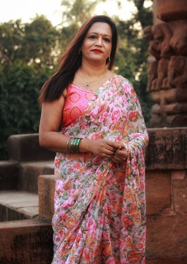 インドの成熟したサリーを着た女性
 #96990717