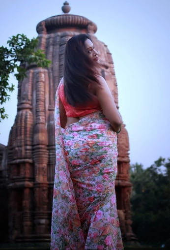 インドの成熟したサリーを着た女性
 #96990719