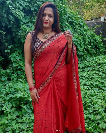 インドの成熟したサリーを着た女性
 #96990731
