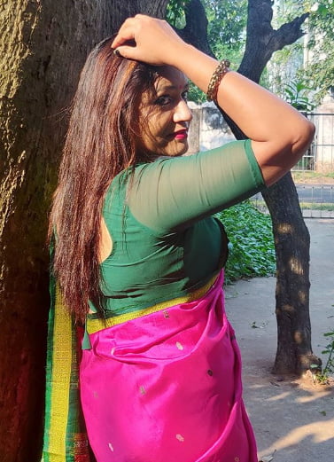 インドの成熟したサリーを着た女性
 #96990741