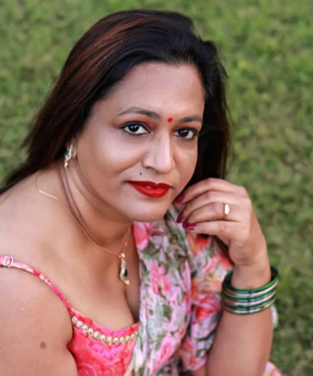 インドの成熟したサリーを着た女性
 #96990750