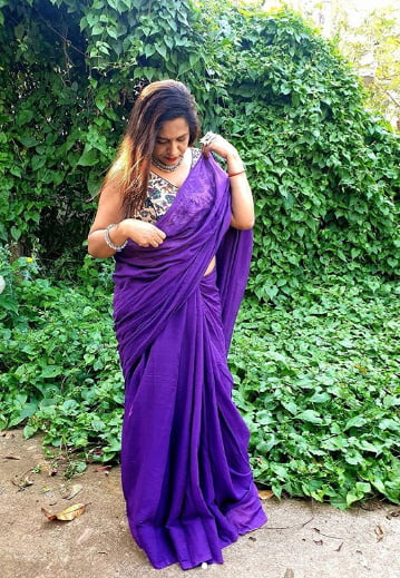 インドの成熟したサリーを着た女性
 #96990756
