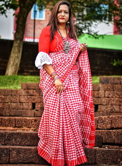 インドの成熟したサリーを着た女性
 #96990759