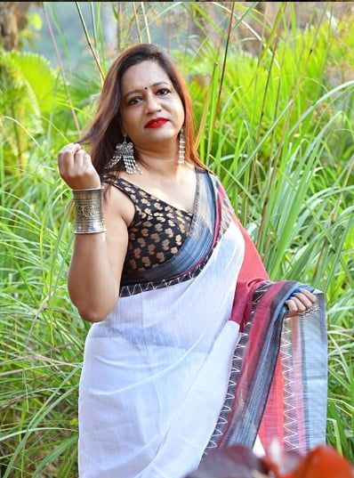インドの成熟したサリーを着た女性
 #96990782