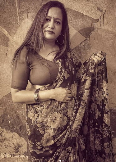 インドの成熟したサリーを着た女性
 #96990800