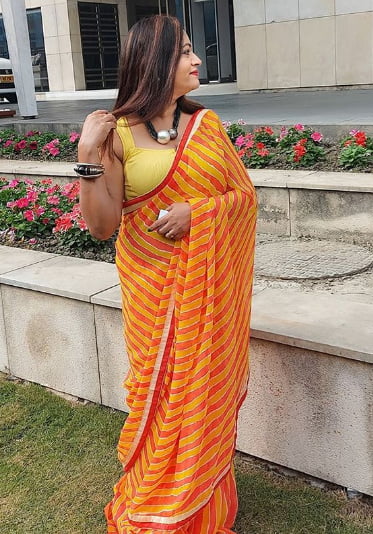 インドの成熟したサリーを着た女性
 #96990839