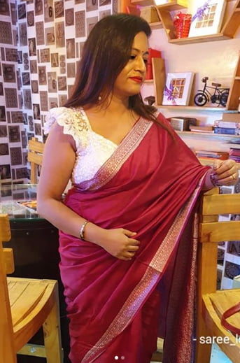 インドの成熟したサリーを着た女性
 #96990896