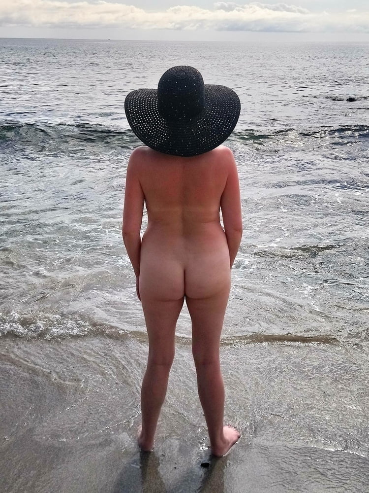 Nudist heiße Milfs entblößt am Strand
 #88217618