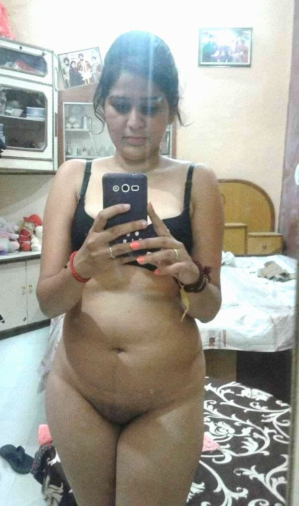 Indische Frau nackt Selfie
 #81313212