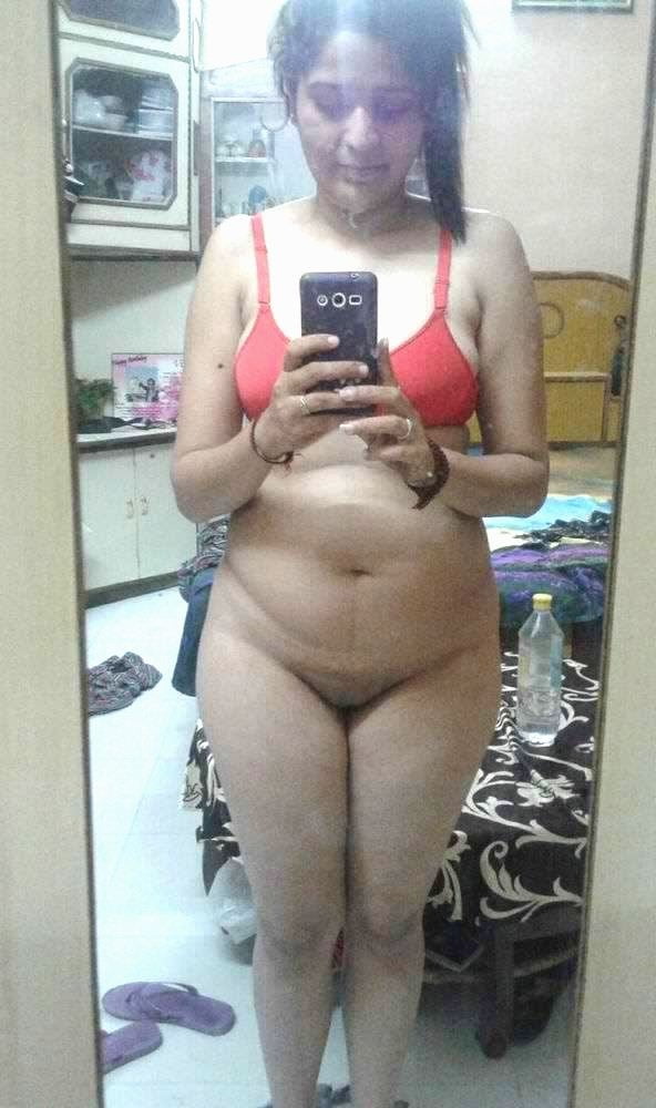 Femme indienne nue selfie
 #81313214