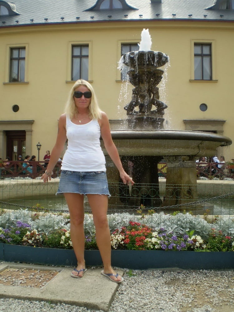 Heiße tschechische Frau liebt es, drinnen und draußen nackt zu sein
 #96197217