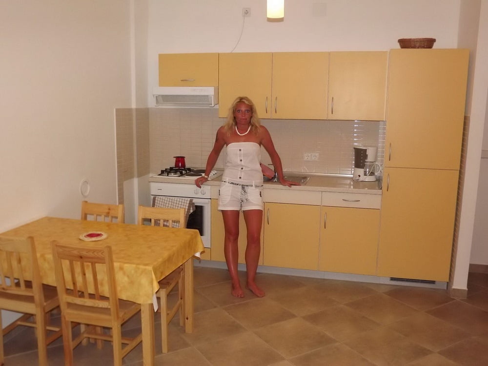 Femme tchèque chaude aimant être nue à l'intérieur et à l'extérieur
 #96197618